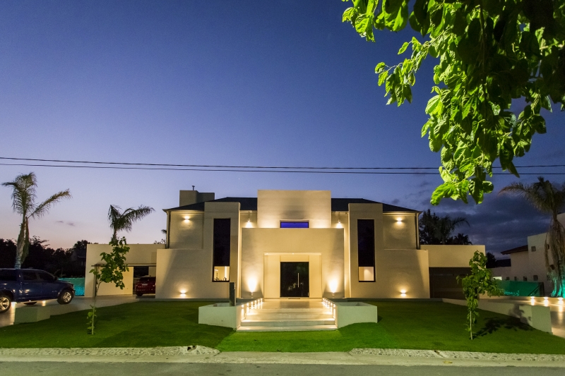 Fachada Principal - Noche.